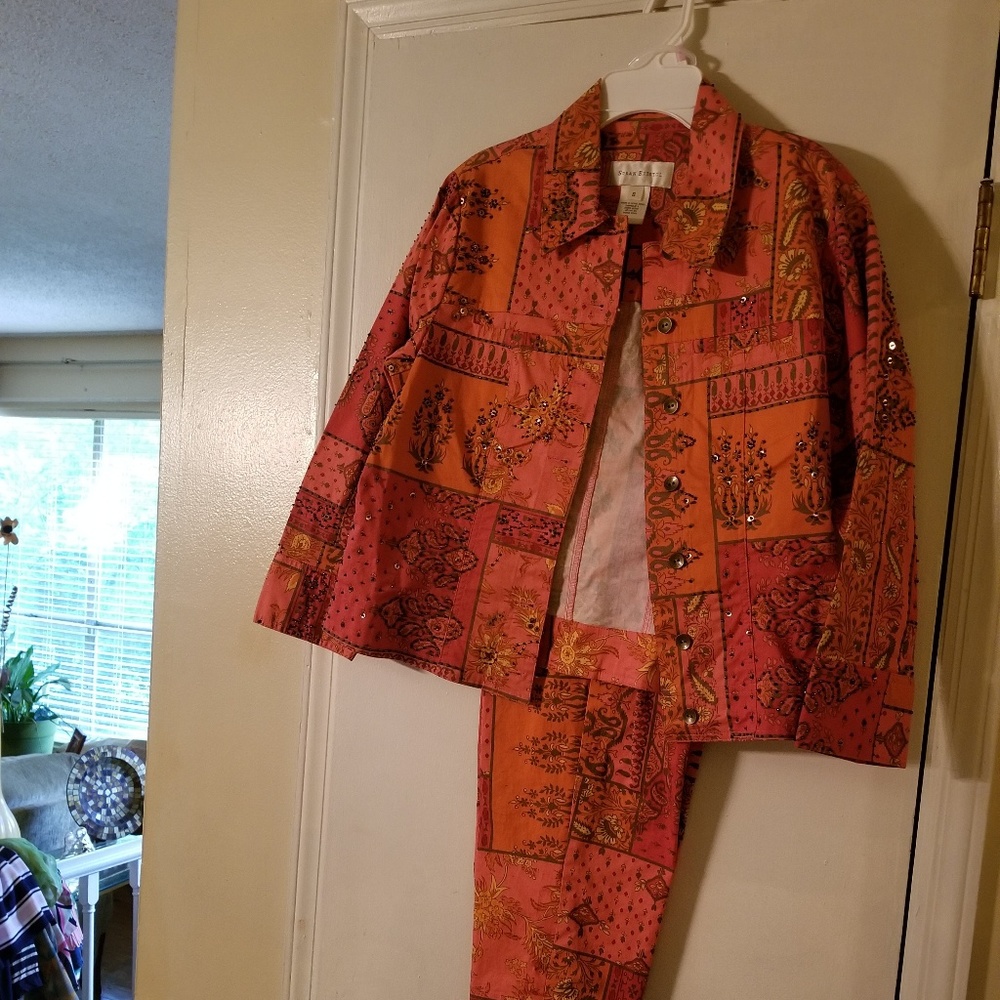 Very nice pant suit with 3/4 length crop pants..